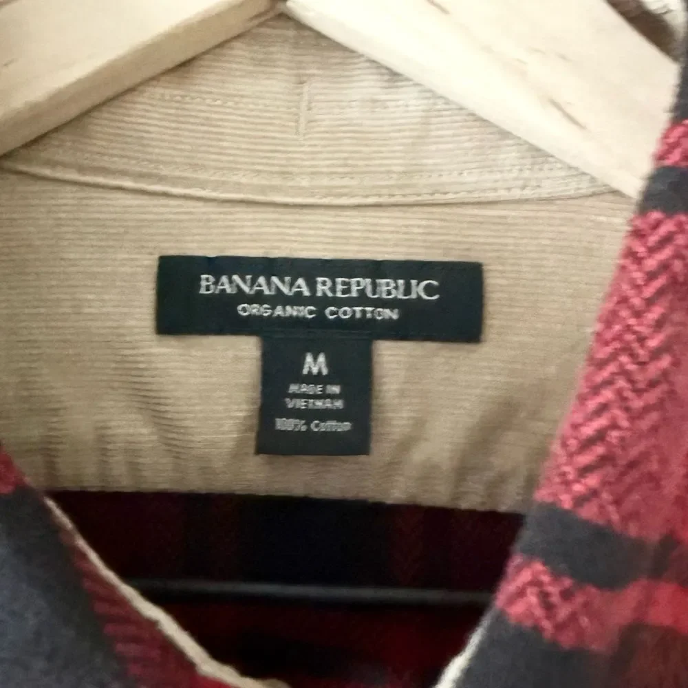 Banana Republic Organic Cotton Flannel Button Down in Red & Black Plaid - Size M